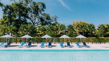 Una piscina al aire libre (de 08:00 a 22:00), sombrillas, tumbonas
