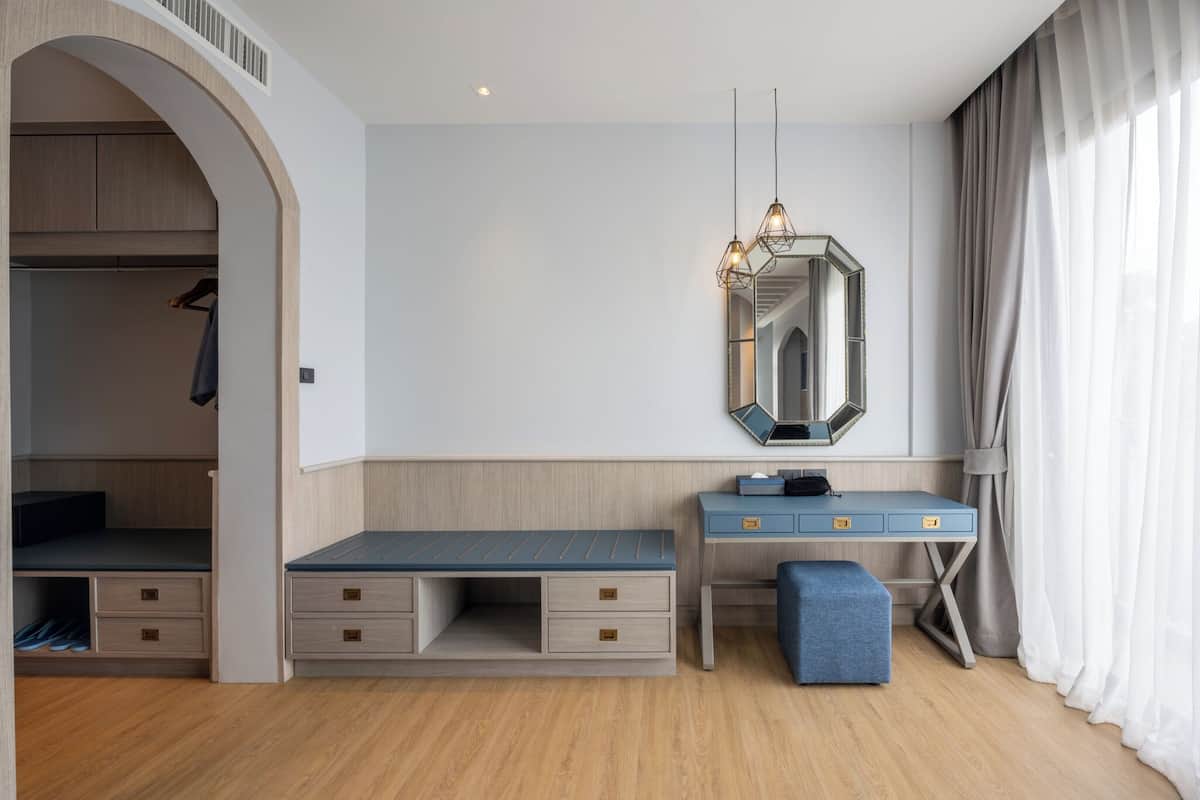 Habitación triple Deluxe | Minibar, caja fuerte, escritorio y espacio para trabajar con un portátil