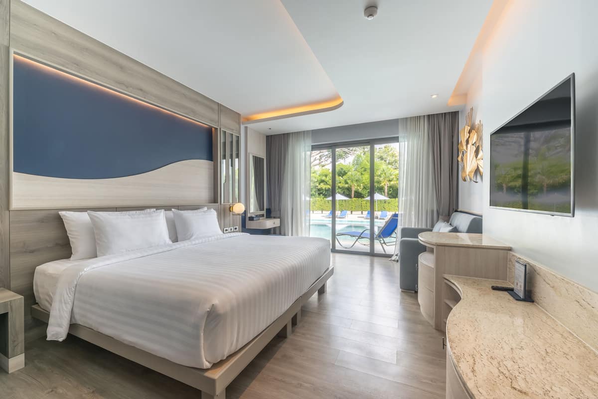 Deluxe Pool Access Room | Minibar, caja de seguridad en la habitación y escritorio