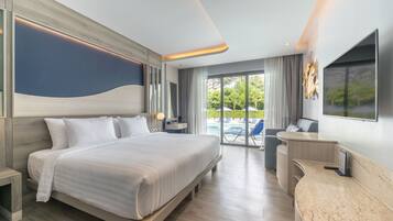 Deluxe Pool Access Room | Minibar, caja fuerte, escritorio y espacio para trabajar con un portátil