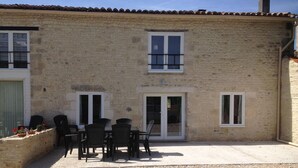 Outdoor dining - Gemini, Les Constellations Gite Complex (Dœuil-sur-le-Mignon)