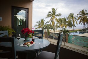 Outdoor dining - Beachfront Condo in San Pancho with Pool + Hot Tub ~ Oceanview ~ Steps to Beach (San Francisco)