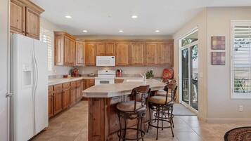 Condo, 3 Bedrooms | Private kitchen | Fridge, oven, coffee/tea maker, toaster