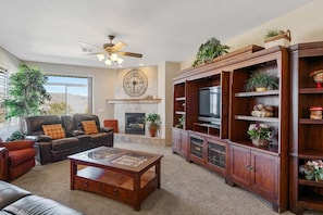 Leilighet, 3 soverom | Oppholdsområde | En 36-tommers smart-TV med digitale kanaler samt TV