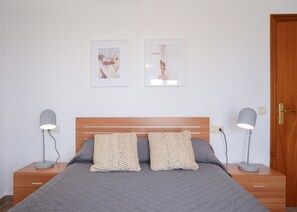 1 slaapkamer, een strijkplank/strijkijzer, wifi (toeslag), beddengoed