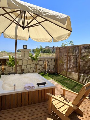 A wooden deck with a hot tub, an umbrella, and a chair. - Lagom Hotel Seferihisar (Seferihisar)