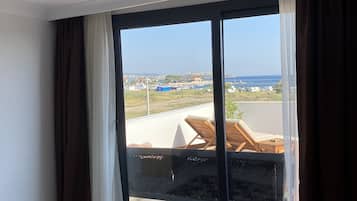 Grand Studio Suite | Egyptian cotton sheets, premium bedding, free minibar items, desk