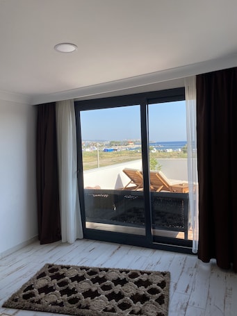 Grand Studio Suite | Egyptian cotton sheets, premium bedding, free minibar items, desk