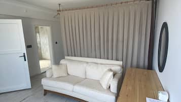 Grand Studio Suite | Egyptian cotton sheets, premium bedding, free minibar items, desk