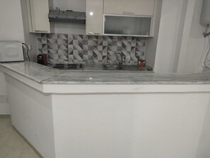 ثلاجة، ميكروويف، فرن، موقد طهي مسطح
