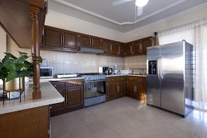 Fridge, oven, stovetop, coffee/tea maker