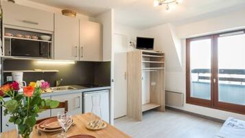 Fridge, microwave, cookware/dishes/utensils