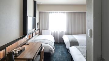 Habitación triple Confort, para no fumadores | Edredón, escritorio y espacio para trabajar con laptop