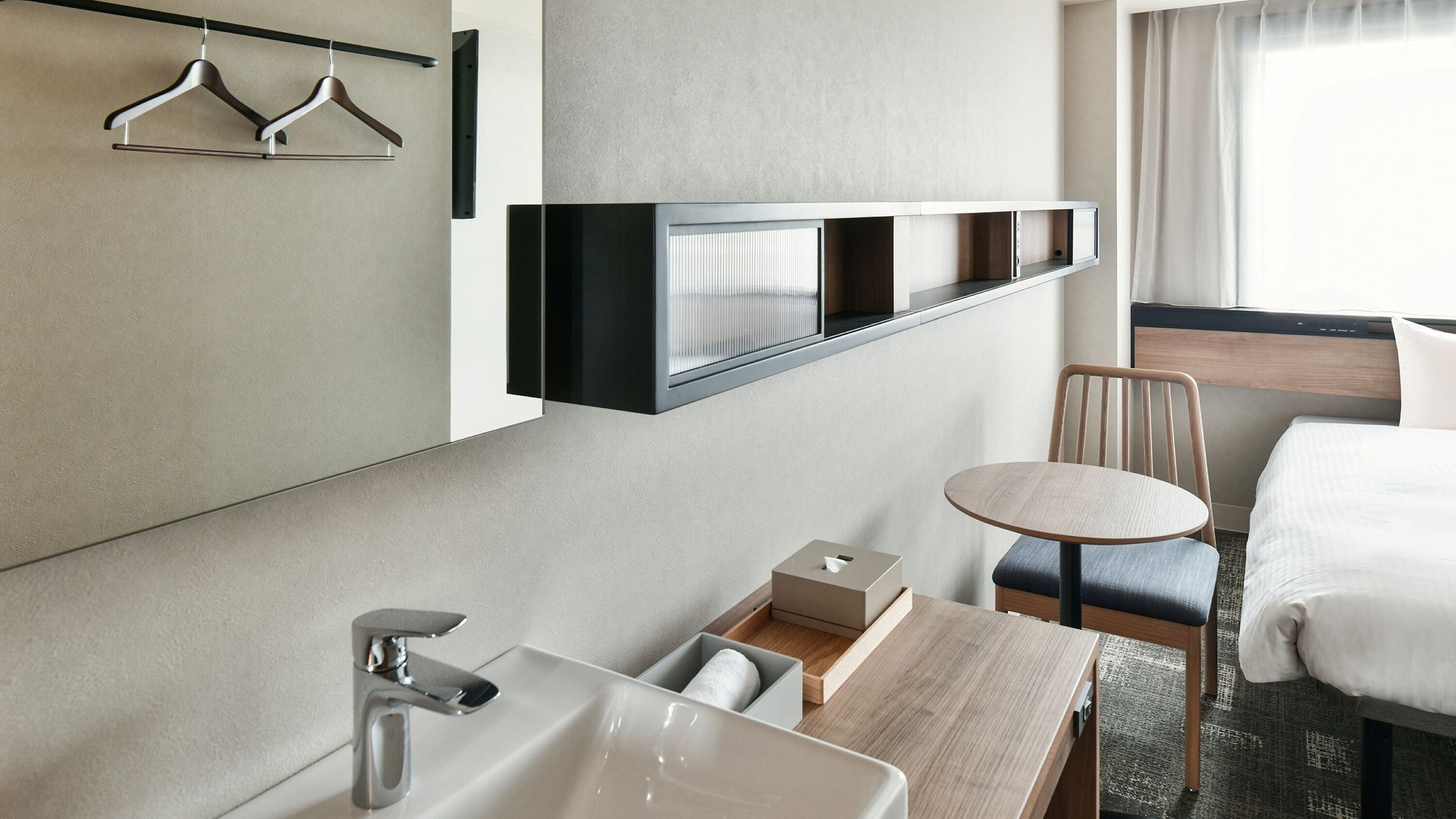 Doppelzimmer, Nichtraucher (with shower booth) | Daunenbettdecken, Schreibtisch, laptopgeeigneter Arbeitsplatz