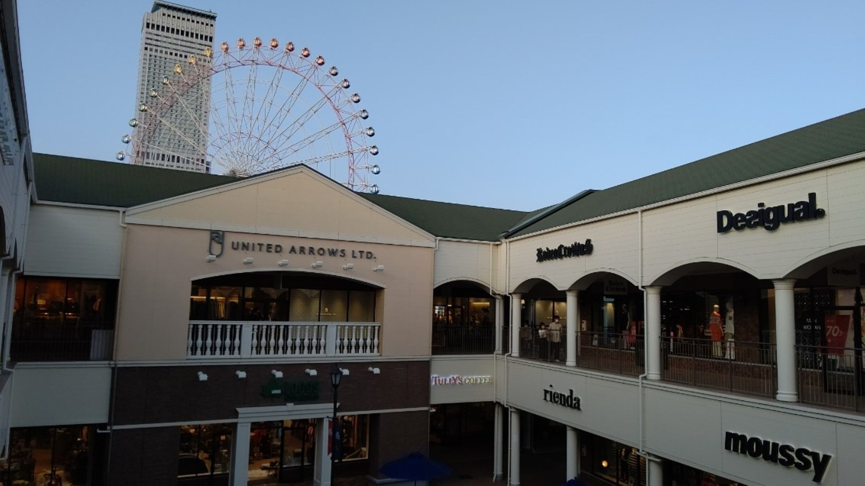 A shopping mall with stores like United Arrows LTD., Deigual, and Moussya.