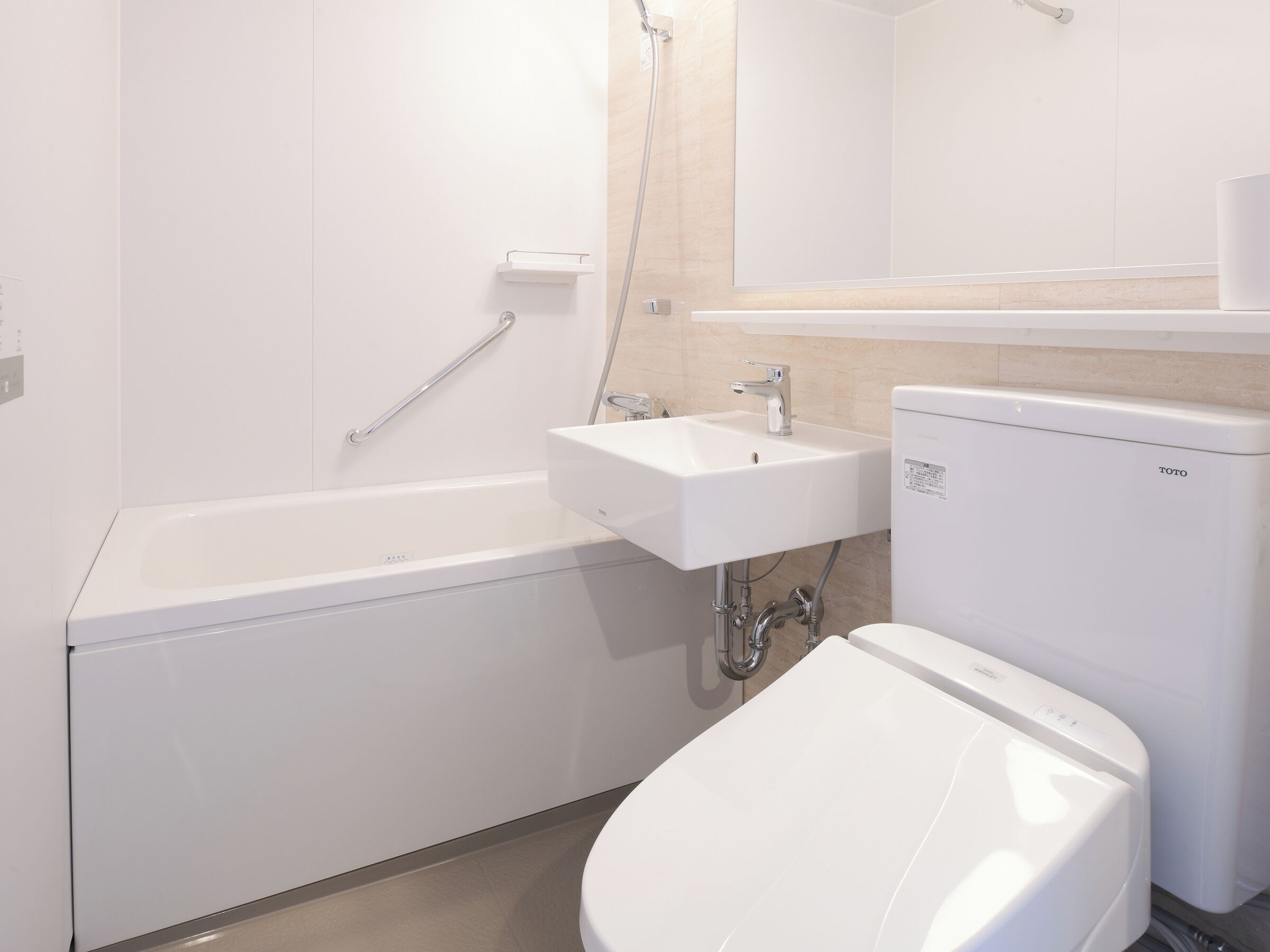 Une salle de bain moderne avec une baignoire, un lavabo et des toilettes.