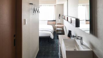 Kamar Double, Bebas Asap Rokok (with shower booth) | Selimut bulu angsa, meja kerja, dan ruang kerja ramah laptop