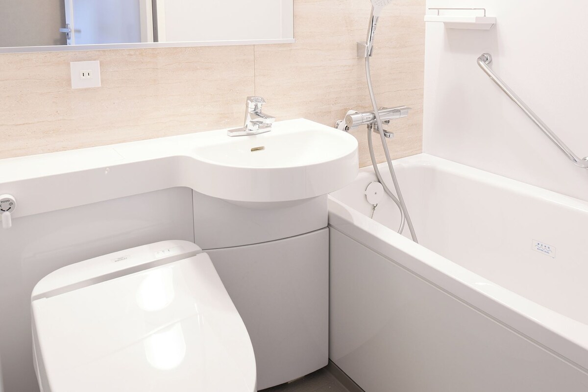 Baño | Amenidades de baño gratuitas, secadora de cabello, pantuflas, bidet