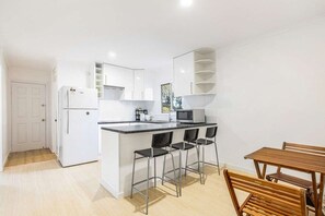 Fridge, microwave, oven, stovetop - Comfortable 2 Queen & 1 Double Bedroom, Mansfield (Mount Gravatt East)