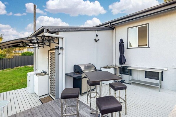 Outdoor dining - Comfortable 2 Queen & 1 Double Bedroom, Mansfield (Mount Gravatt East)