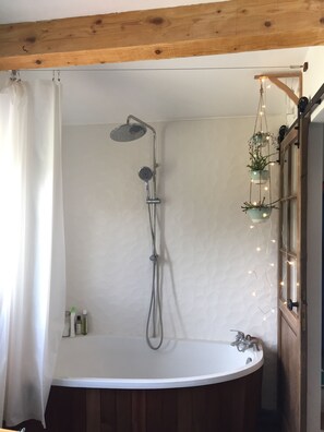 Combined shower/bathtub, towels, toilet paper - Petite Maison D'artiste en Provence (Auriol)