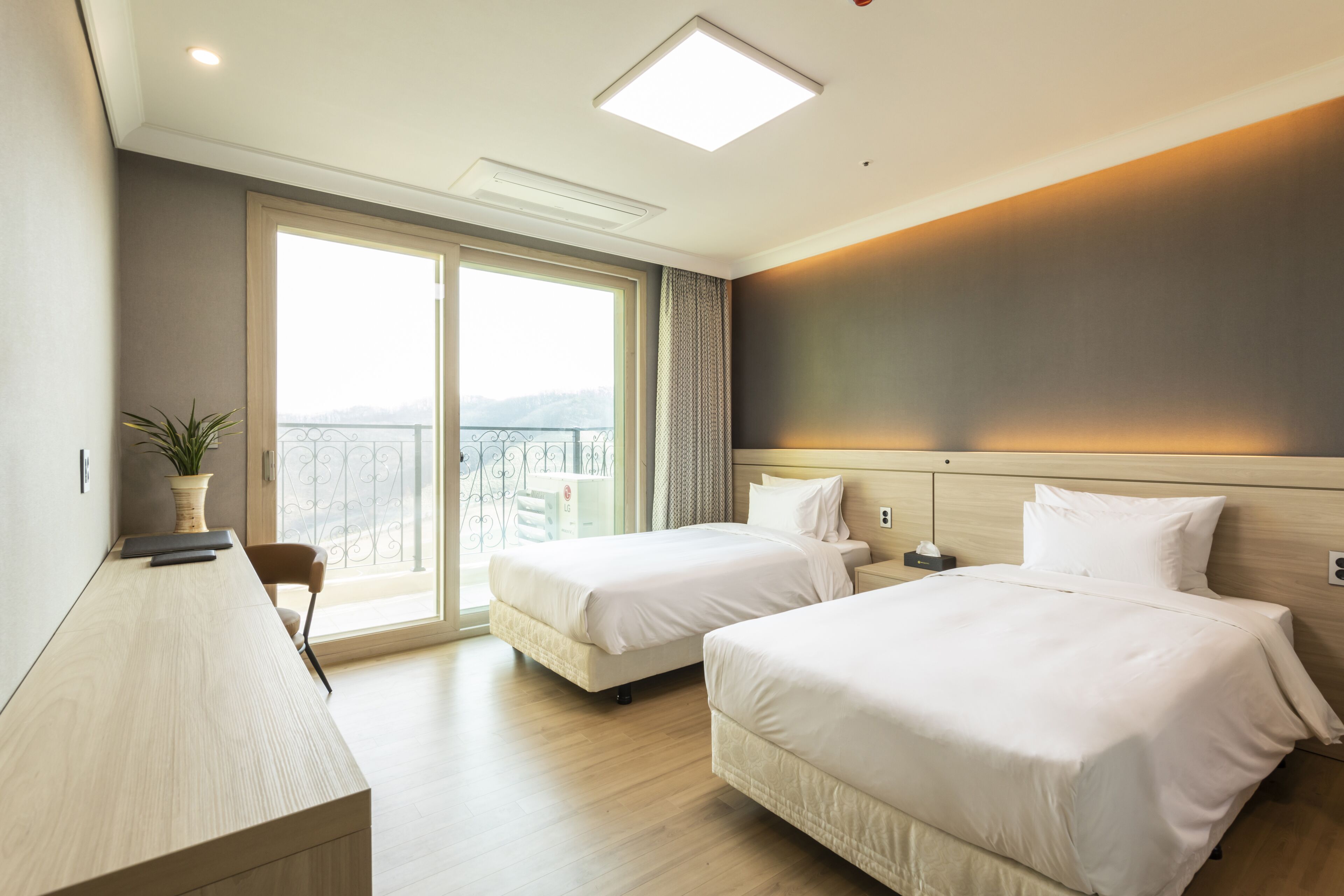 مكتب ومساحة عمل للكمبيوتر المحمول وستائر تعتيم وتجهيزات عازلة للصوت