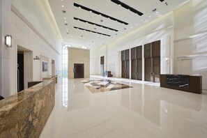 A spacious lobby with a marble reception desk, a geometric patterned floor, and a modern ceiling design. - BAEKHAK JAYURO RESORT (Yeoncheon)