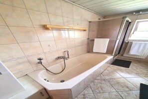 Combined shower/bathtub - Elegante Ferienwohnung im Schwarzwald, Görwihl (Görwihl)