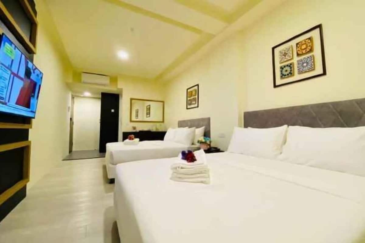 Escritorio y espacio para trabajar con laptop