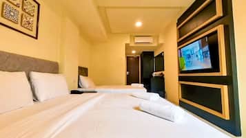 Deluxe Triple Room | Desk, laptop workspace, iron/ironing board, free WiFi