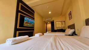Habitación cuádruple Deluxe | Escritorio y espacio para trabajar con laptop 