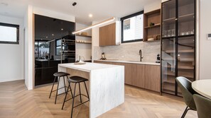 Fridge, microwave, stovetop, dishwasher