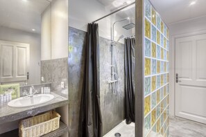 Combined shower/tub, hair dryer, towels, soap - La Bastide des Acantins in Gordes with hotel service (Gordes)