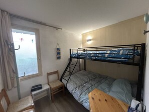 A bunk bed room with a desk, chair, and a window. - Sunny apartment near the slopes for 4 in Valmorel (Valmorel)
