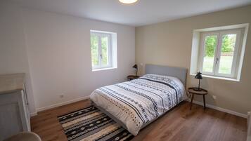 4 slaapkamers, een strijkplank/strijkijzer, gratis wifi, beddengoed