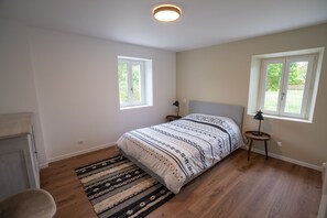 4 slaapkamers, een strijkplank/strijkijzer, gratis wifi, beddengoed