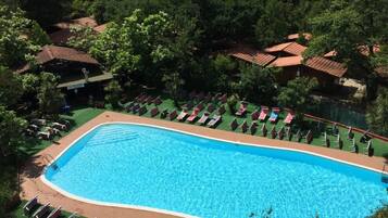 Piscine extérieure (ouverte en saison), parasols de plage