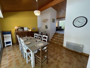 Dining - Spacious 3-Room House, 600m from Beach, Sleeps 6, Terrace, BBQ, Parking (Saint-Jean-de-Monts)
