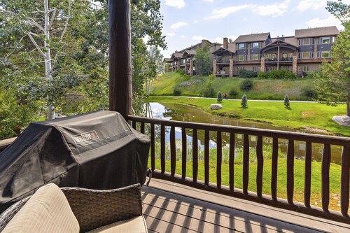 Pool & Hot Tub - Ski Shuttle - Spacious Multi-level home - Close to Ski Area