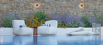 ONEIRO VILLA. ANTIPAROS AS DREAMY AS IT GETS