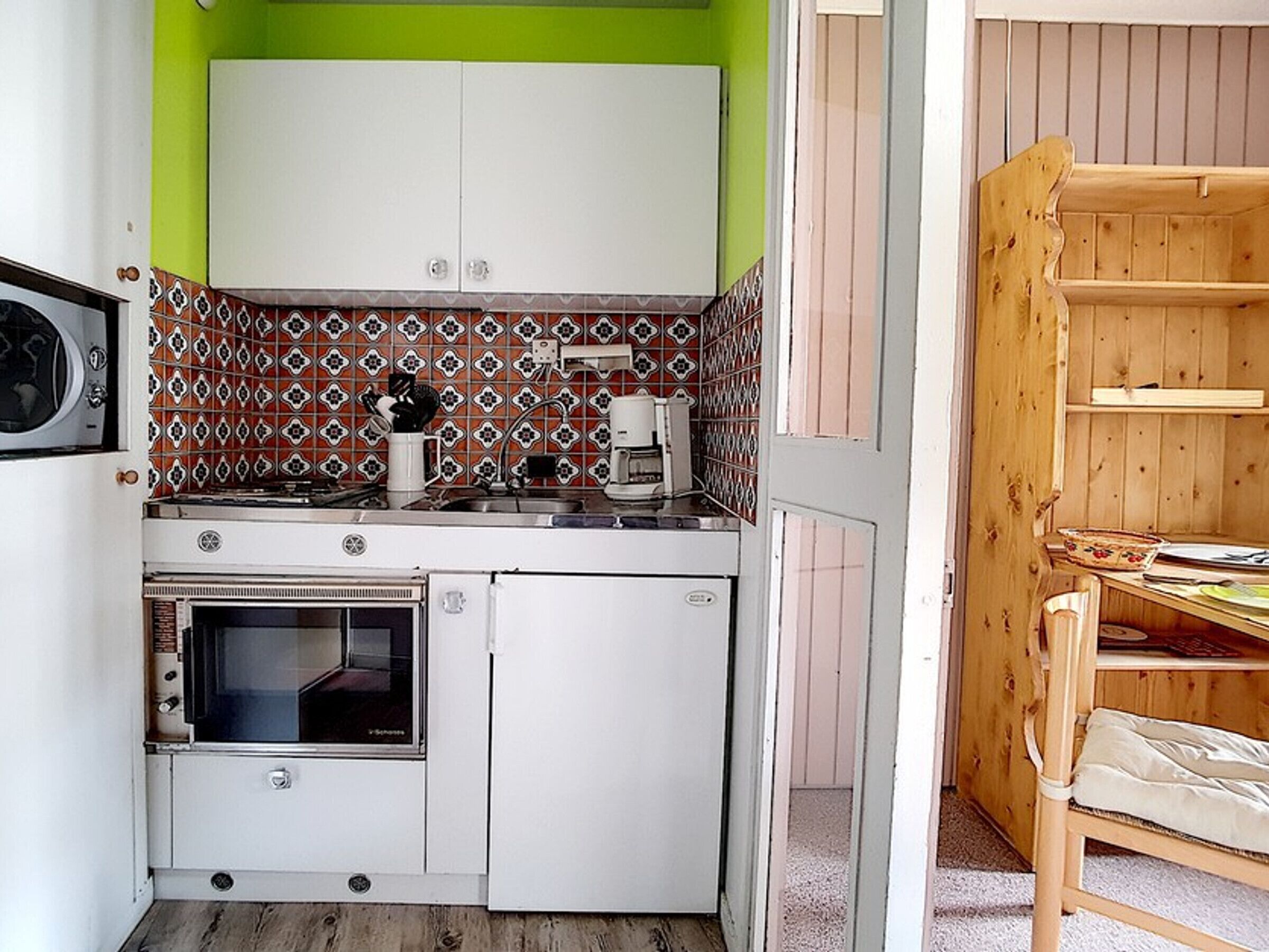 Réfrigérateur, micro-ondes, four, cafetière/bouilloire