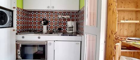 Réfrigérateur, micro-ondes, four, cafetière/bouilloire