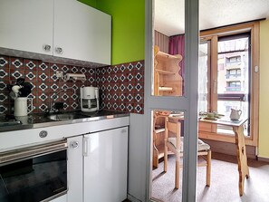 Fridge, microwave, oven, coffee/tea maker