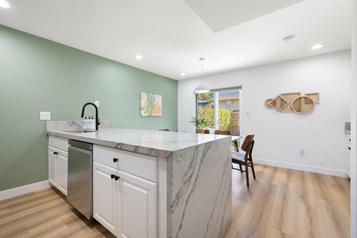 Condo on the Green- pool, spa, golf and shopping