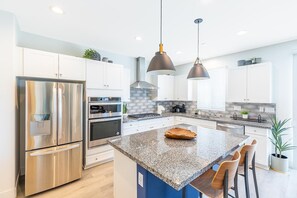 Fridge, microwave, oven, stovetop - Hot Haus - As deluxe as they come, show stopper, WOW factor, unbelievable pool and backyard (Coachella)