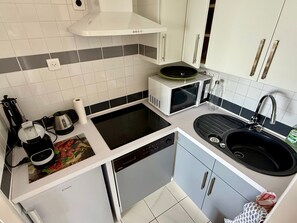 Køleskab, mikrobølgeovn, kogeplade, kaffe-/temaskine