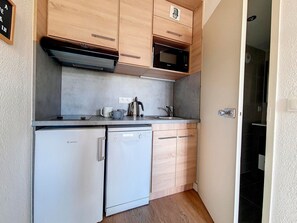 Fridge, microwave, coffee/tea maker, toaster - Renovated studio, ski-in/ski-out, balcony, Les Menuires (Les Menuires)