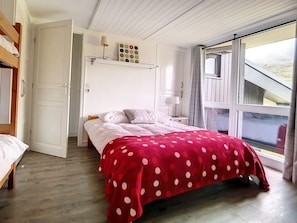Room - Spacious Duplex Near Slopes · 3 Bedrooms · 2 Balconies (Les Menuires)