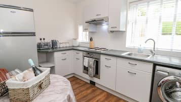 Cottage | Private kitchen | Fridge, electric kettle, toaster, cookware/dishes/utensils