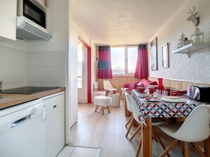 Private kitchen - Cozy 2-Room Apartment · Near Ski Slopes · South-Facing Balcony (Les Menuires)